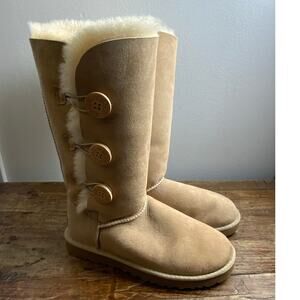 UGG Bailey Button Triplet II BootChestnut (Women's) size 7
